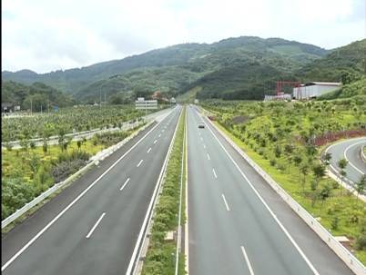 云南小磨高速公路改扩建工程交工验收合格 28日起收费